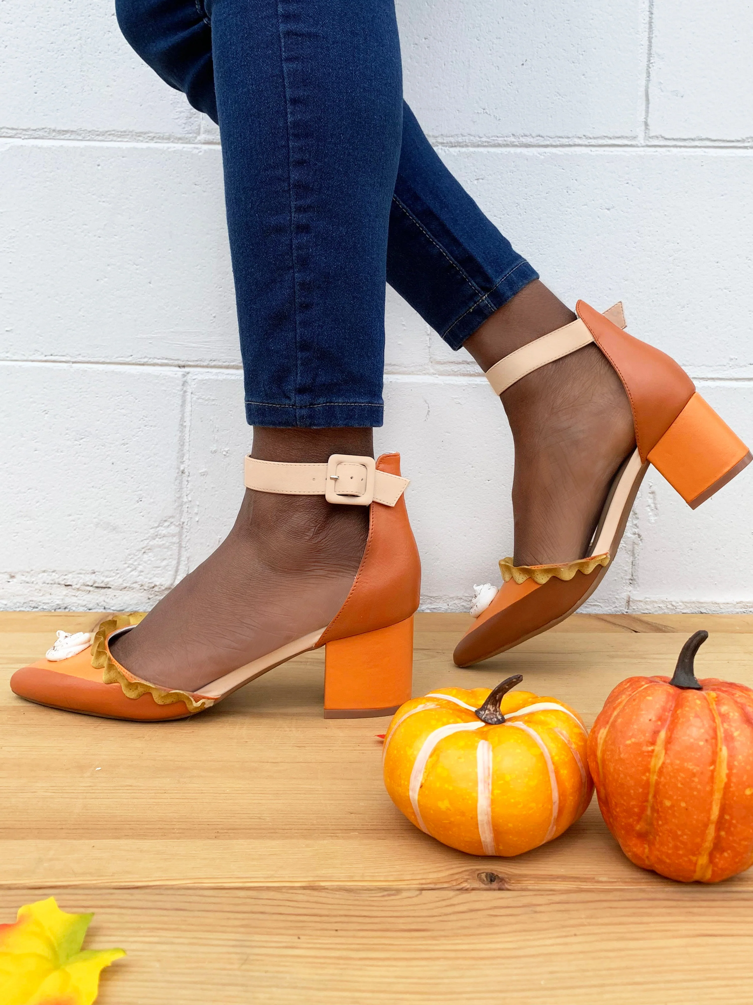 Limited Edition Pumpkin Pie 2.5'' Heels Sz 6 - Image 4